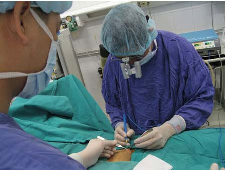 Đầu năm, vợ đưa chồng đi cấp cứu vì học theo phim 'mát' 1