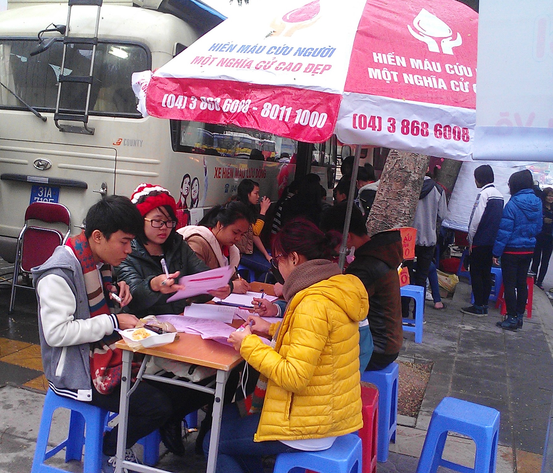 Cận cảnh hiến m&aacute;u t&igrave;nh nguyện dưới trời mưa gi&aacute; r&eacute;t được tặng thư ph&aacute;p 1