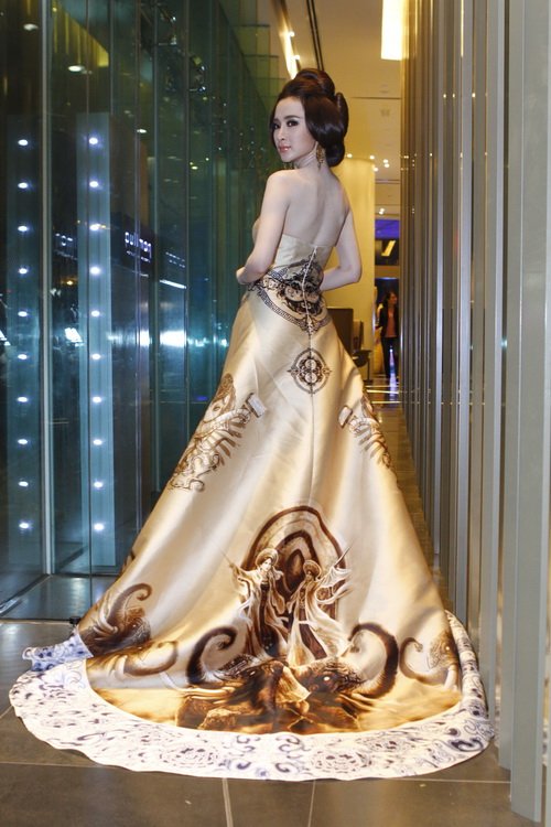 Angela Phương Trinh gây chú ý bằng váy trên hở, dưới quét đất  3