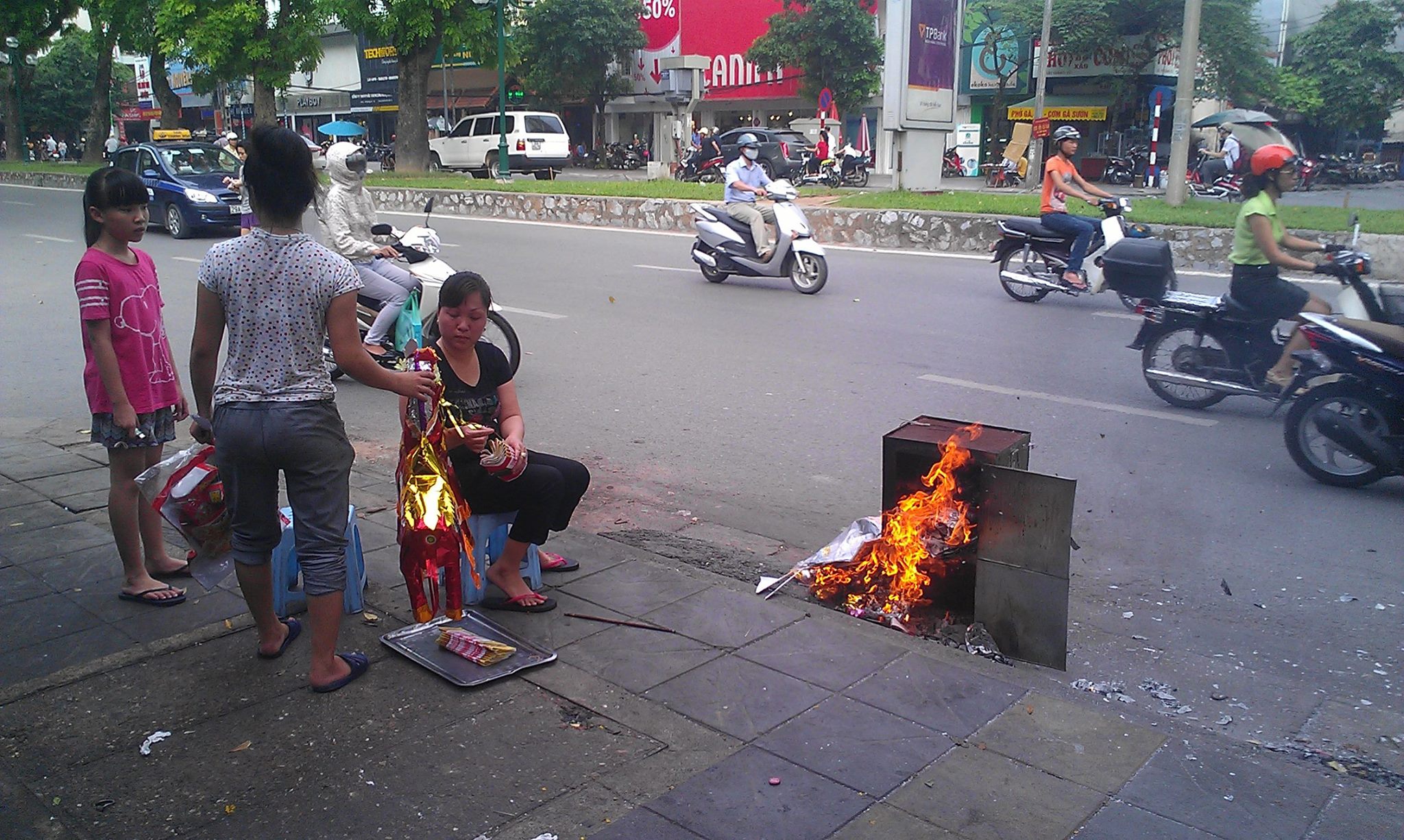 Cúng Rằm tháng 7 không mâm cao cỗ đầy 9