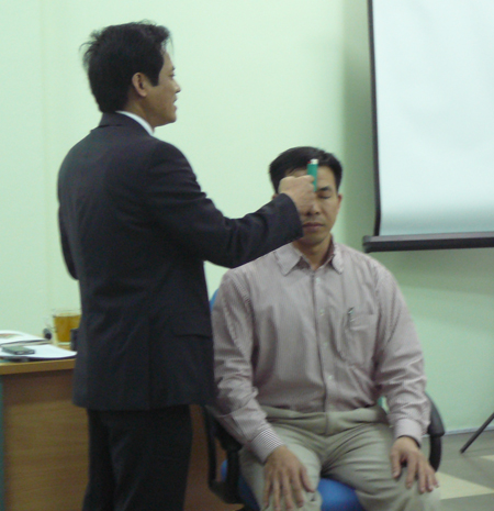 Hình ảnh lạ mắt ở lớp học của “Trung tâm thôi miên” 3 Hình ảnh lạ mắt ở lớp học của “Trung tâm thôi miên” 3