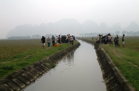 Ph&aacute;t hiện x&aacute;c một phụ nữ tr&ocirc;i tr&ecirc;n k&ecirc;nh  1