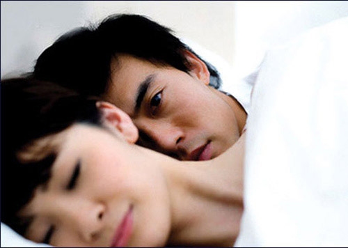 Sao khi "yêu" vợ tôi chỉ im lặng và… nhắm mắt? 1