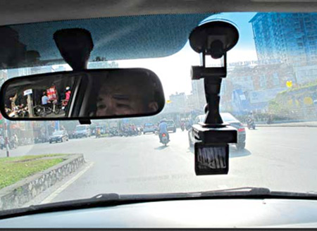 T&agrave;i xế lắp camera &ldquo;bắt lỗi&rdquo; lại cảnh s&aacute;t 1