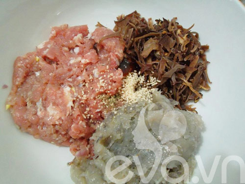 Thịt cuộn l&aacute; t&iacute;a t&ocirc; ngon lạ 2