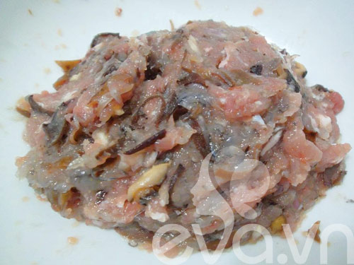 Thịt cuộn l&aacute; t&iacute;a t&ocirc; ngon lạ 3