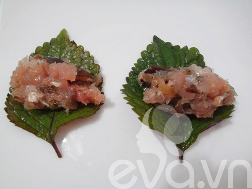 Thịt cuộn l&aacute; t&iacute;a t&ocirc; ngon lạ 4