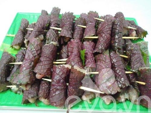 Thịt cuộn l&aacute; t&iacute;a t&ocirc; ngon lạ 5