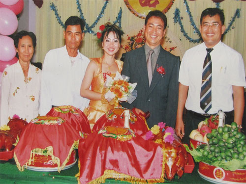 Đưa tro cốt c&ocirc; d&acirc;u Việt c&ugrave;ng 2 con về qu&ecirc; 1