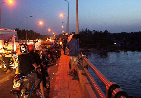 Người đ&agrave;n &ocirc;ng nhảy cầu cứu c&ocirc; g&aacute;i  1