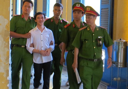 Ph&ograve;ng xử "s&ocirc;i sục" v&igrave; kẻ giết người nhếch m&eacute;p cười khi&ecirc;u kh&iacute;ch  1