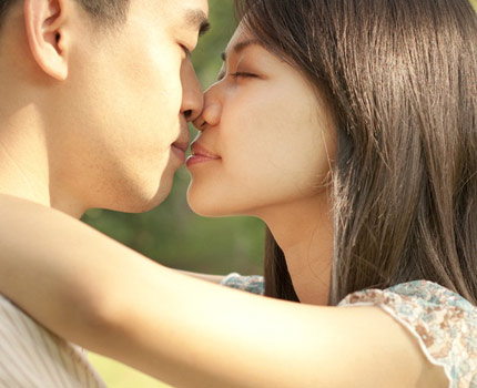 Dẫu c&oacute; tận thế, h&atilde;y cứ h&ocirc;n nhau nồng n&agrave;n 1