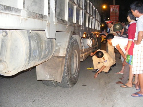 Bị xe tải c&aacute;n, em tử vong, chị nguy kịch 1