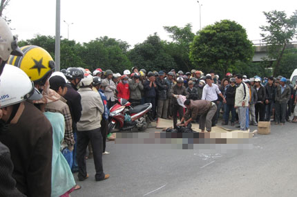 Hai mẹ con chết thảm dưới b&aacute;nh xe tải 1