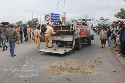 Hai mẹ con chết thảm dưới b&aacute;nh xe tải 2