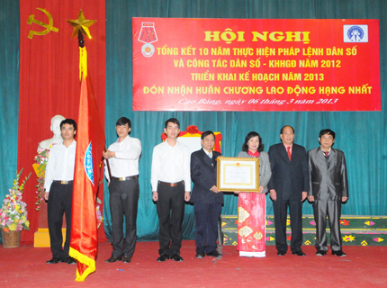 Chi cục DS-KHHGĐ tỉnh Cao Bằng đón nhận Huân chương lao động hạng Nhất 1