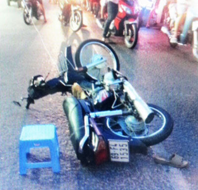 Bị d&acirc;y điện quấn cổ, người đi đường bị thương nặng 1