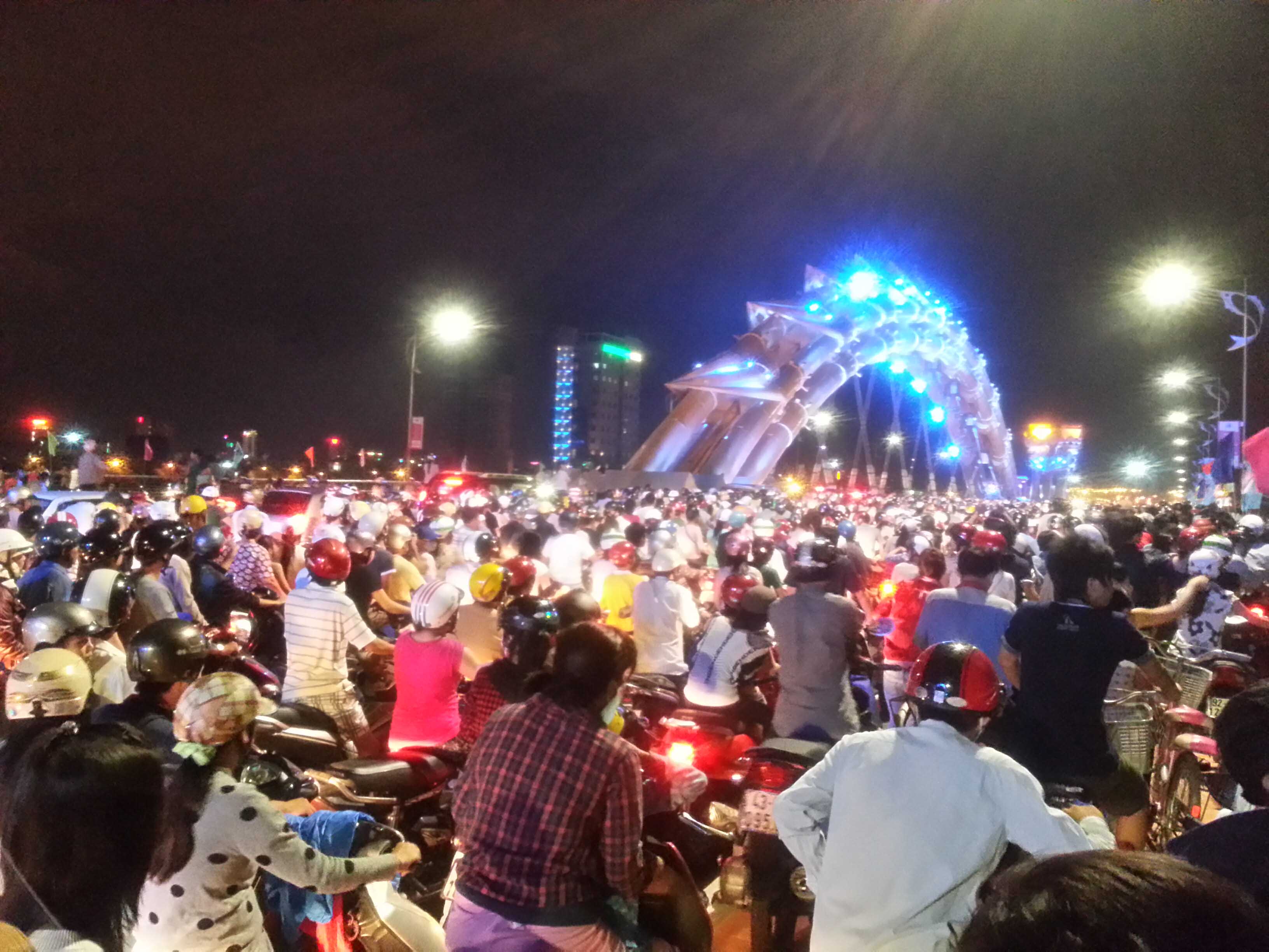 Đà Nẵng: Hàng nghìn người kẹt cứng trên "con Rồng thép" 14
