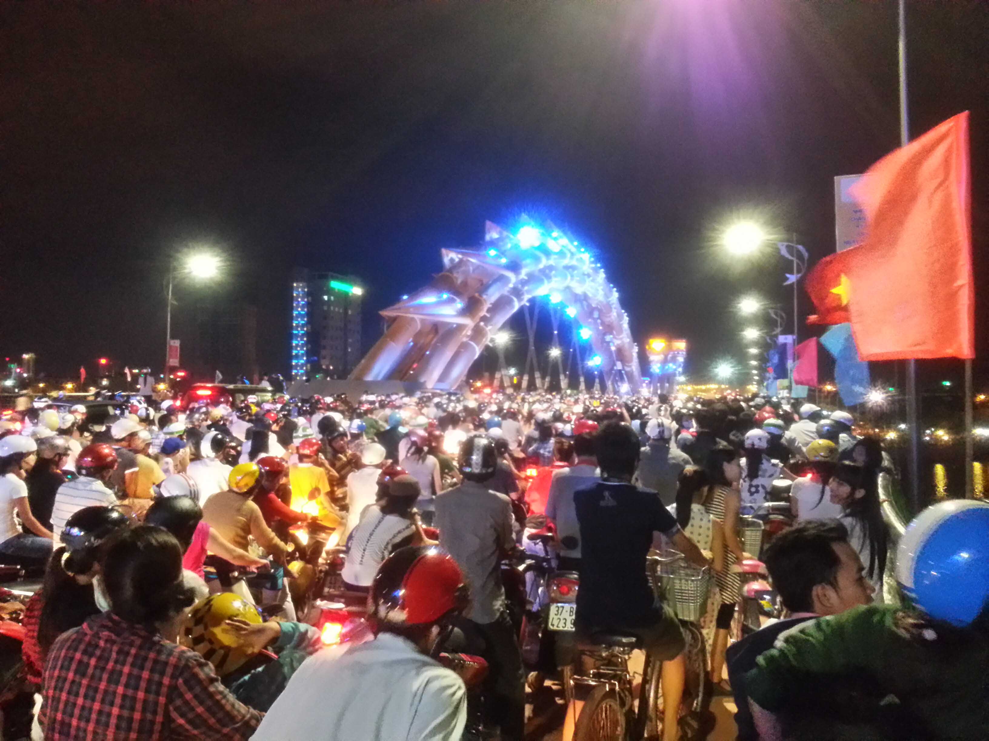Đà Nẵng: Hàng nghìn người kẹt cứng trên "con Rồng thép" 11