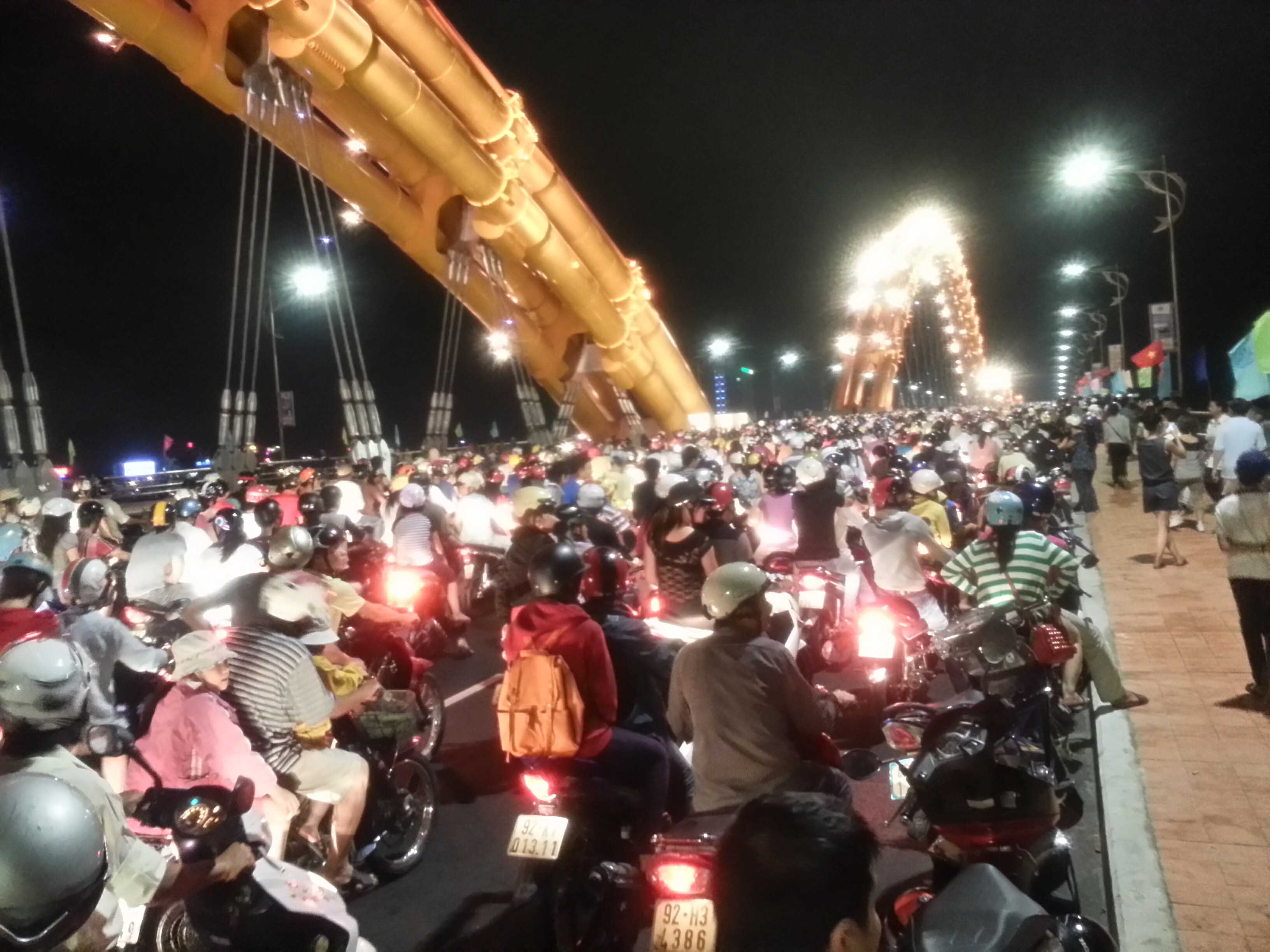 Đà Nẵng: Hàng nghìn người kẹt cứng trên "con Rồng thép" 15