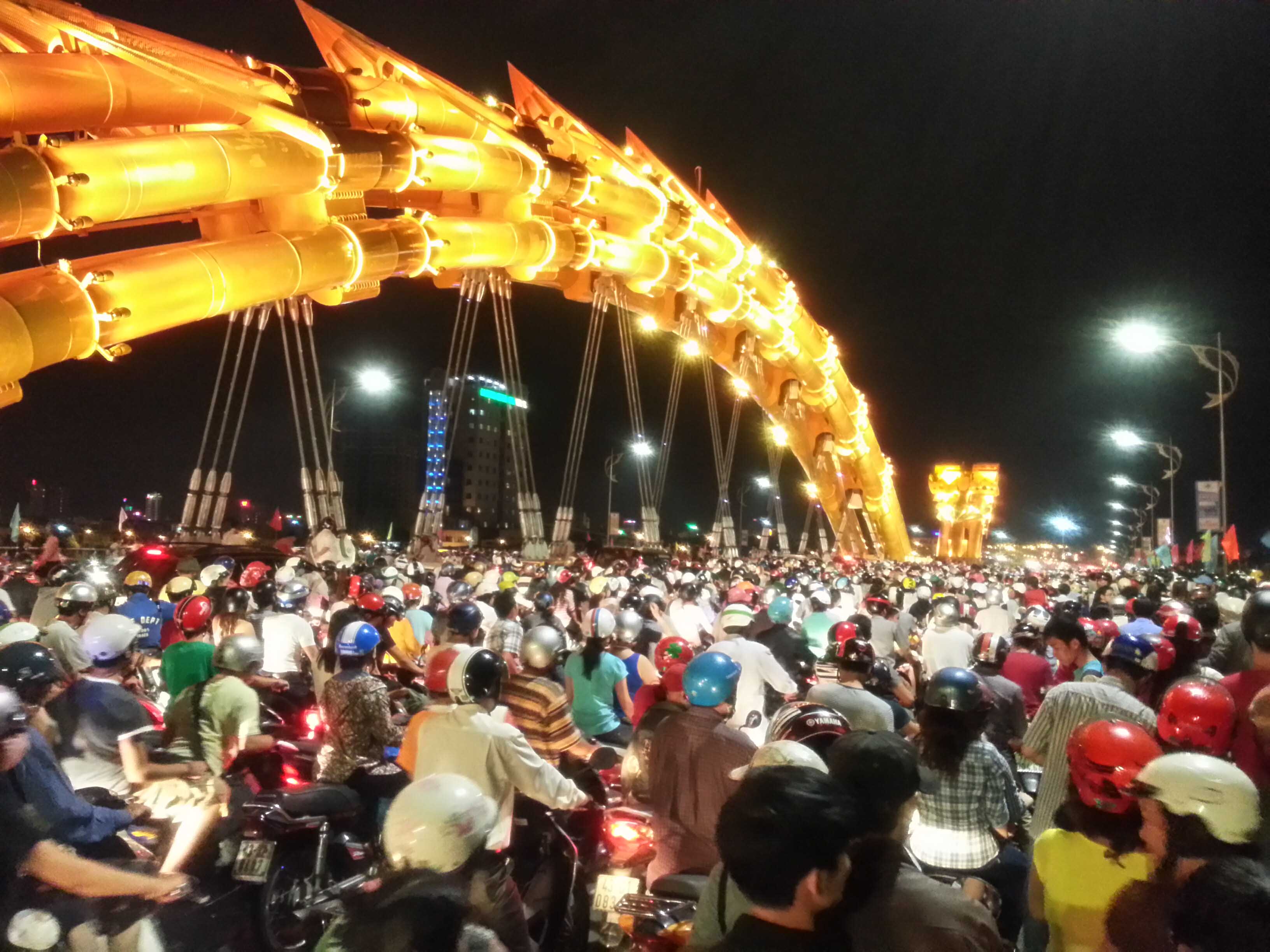 Đà Nẵng: Hàng nghìn người kẹt cứng trên "con Rồng thép" 1
