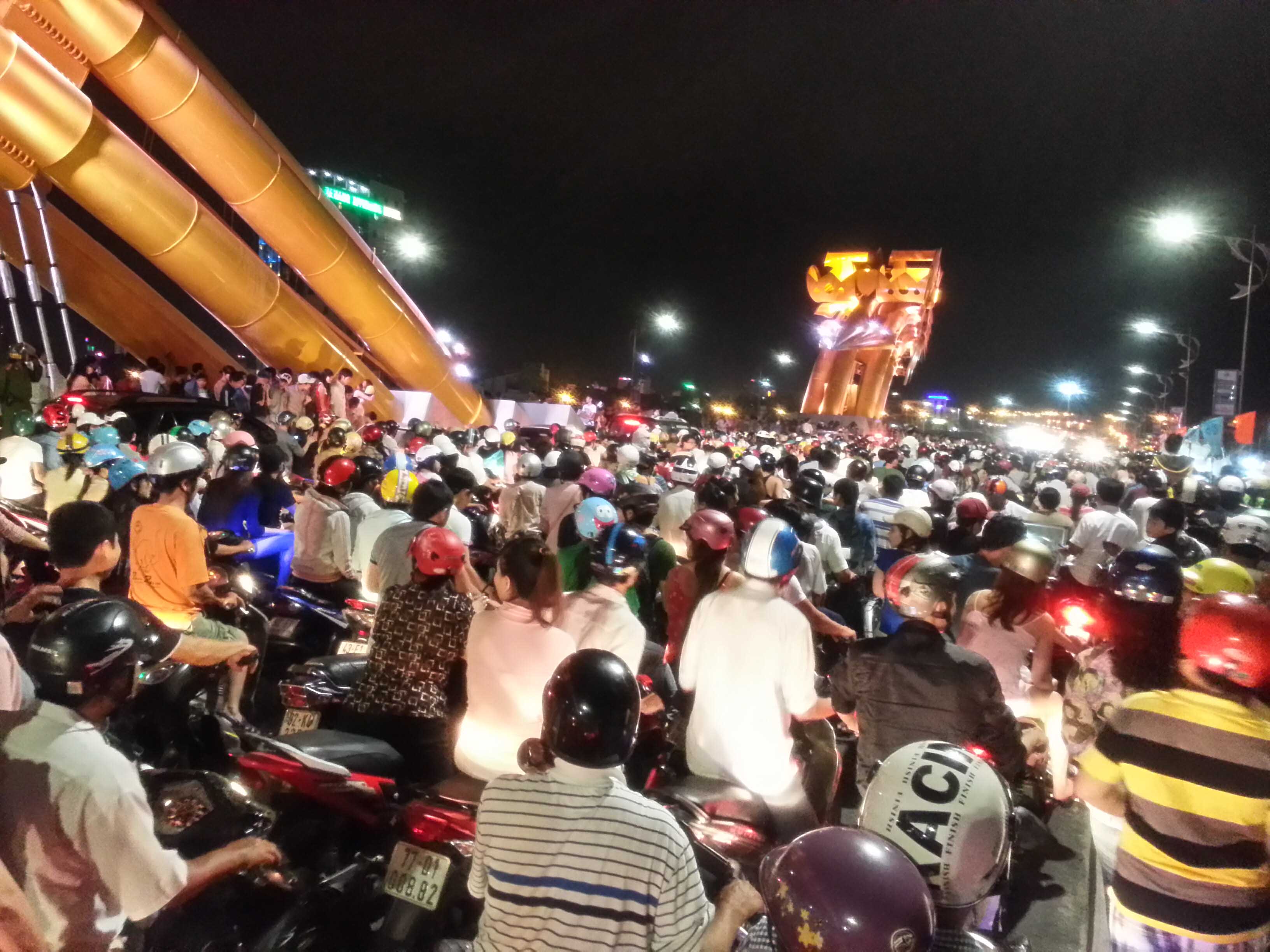 Đà Nẵng: Hàng nghìn người kẹt cứng trên "con Rồng thép" 12