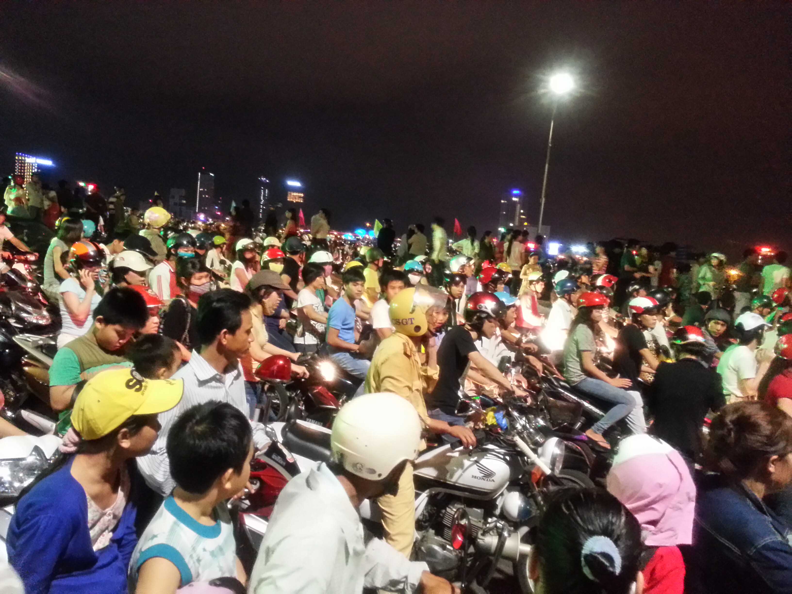 Đà Nẵng: Hàng nghìn người kẹt cứng trên "con Rồng thép" 10