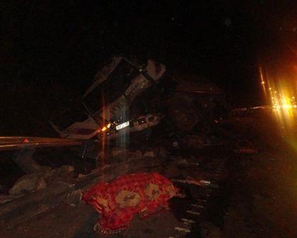 Hai người chết khi xe tải đâm nhau gần Hầm Hải Vân 1