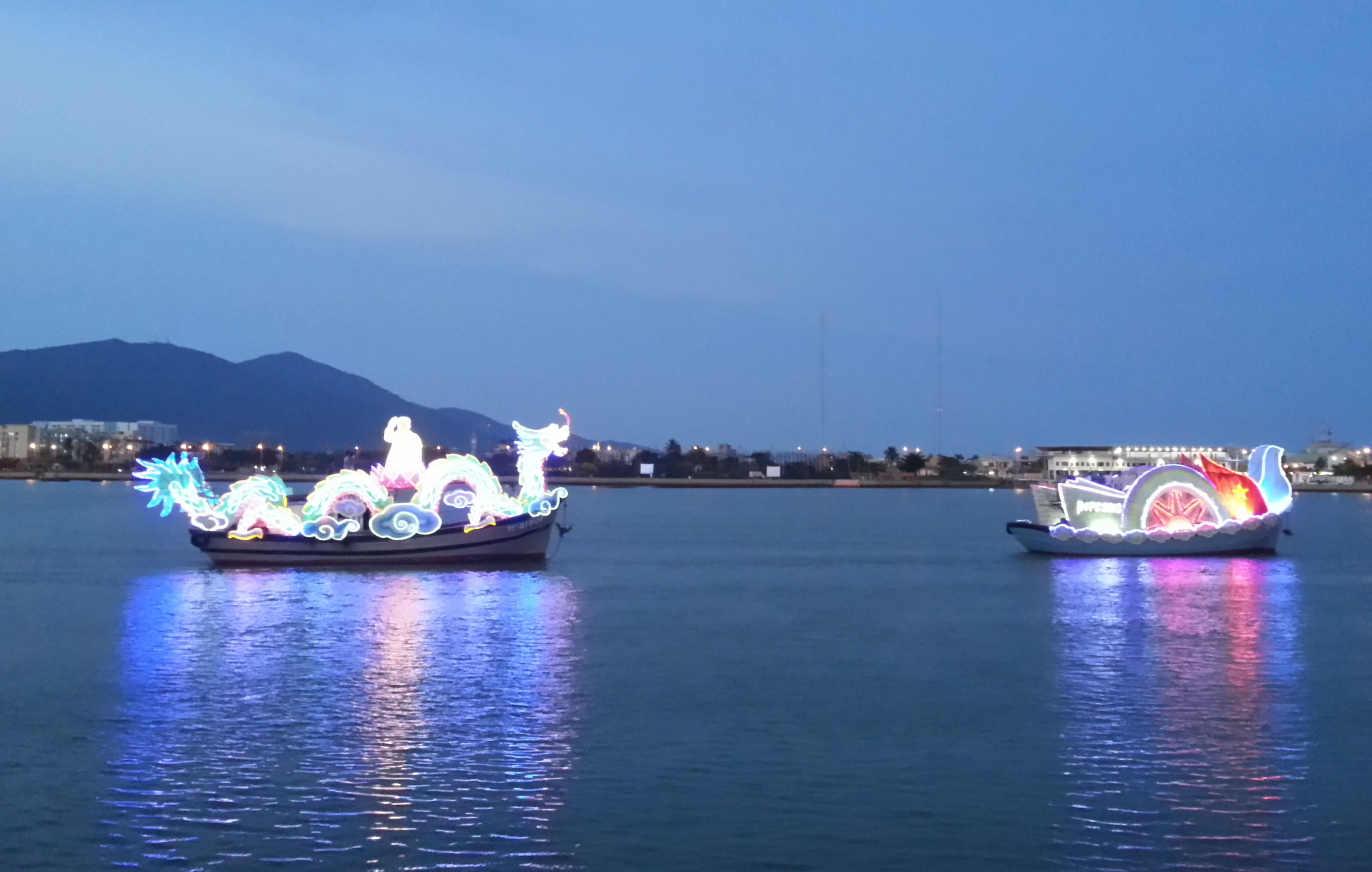 S&ocirc;ng H&agrave;n rực s&aacute;ng trước ng&agrave;y khai hội ph&aacute;o hoa 1