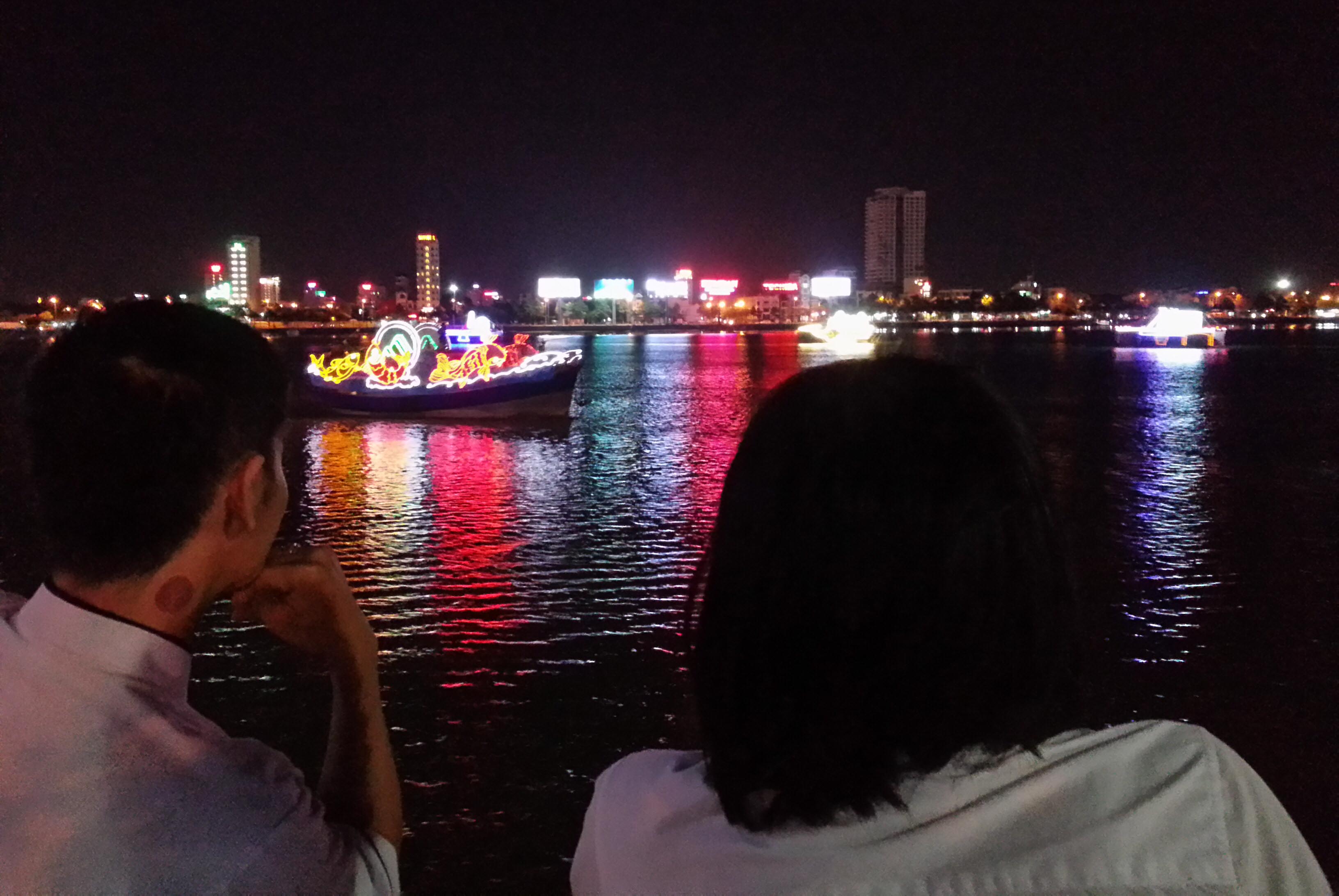 S&ocirc;ng H&agrave;n rực s&aacute;ng trước ng&agrave;y khai hội ph&aacute;o hoa 9