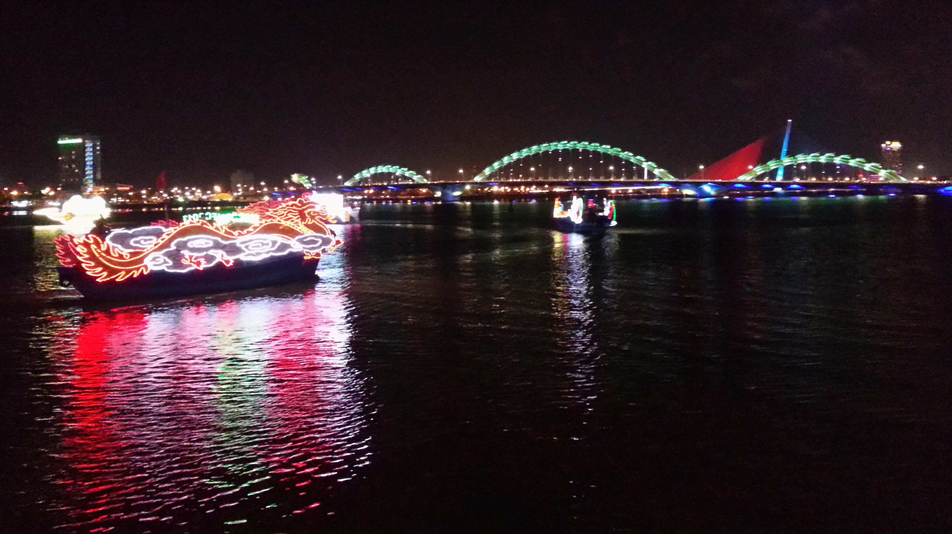 S&ocirc;ng H&agrave;n rực s&aacute;ng trước ng&agrave;y khai hội ph&aacute;o hoa 4