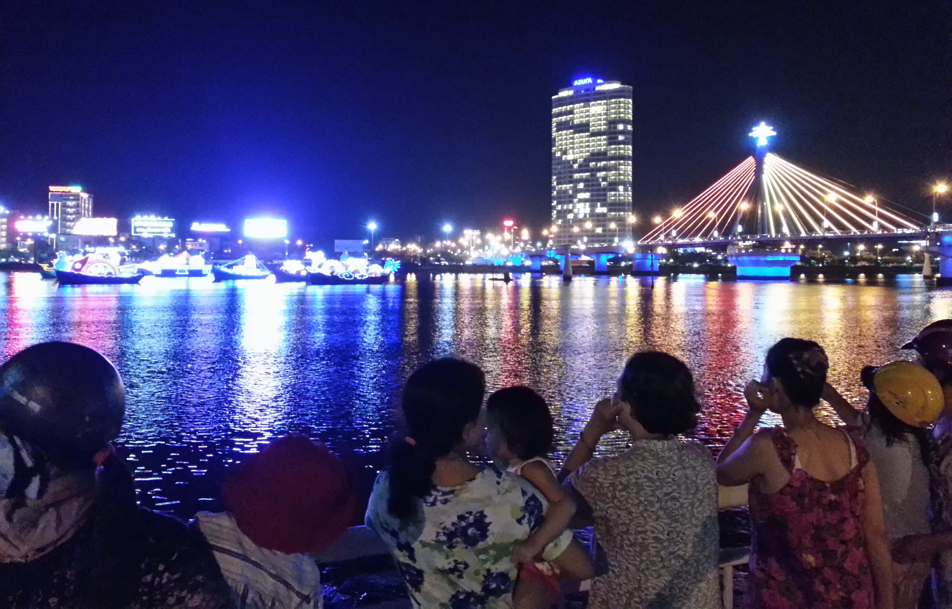 S&ocirc;ng H&agrave;n rực s&aacute;ng trước ng&agrave;y khai hội ph&aacute;o hoa 6
