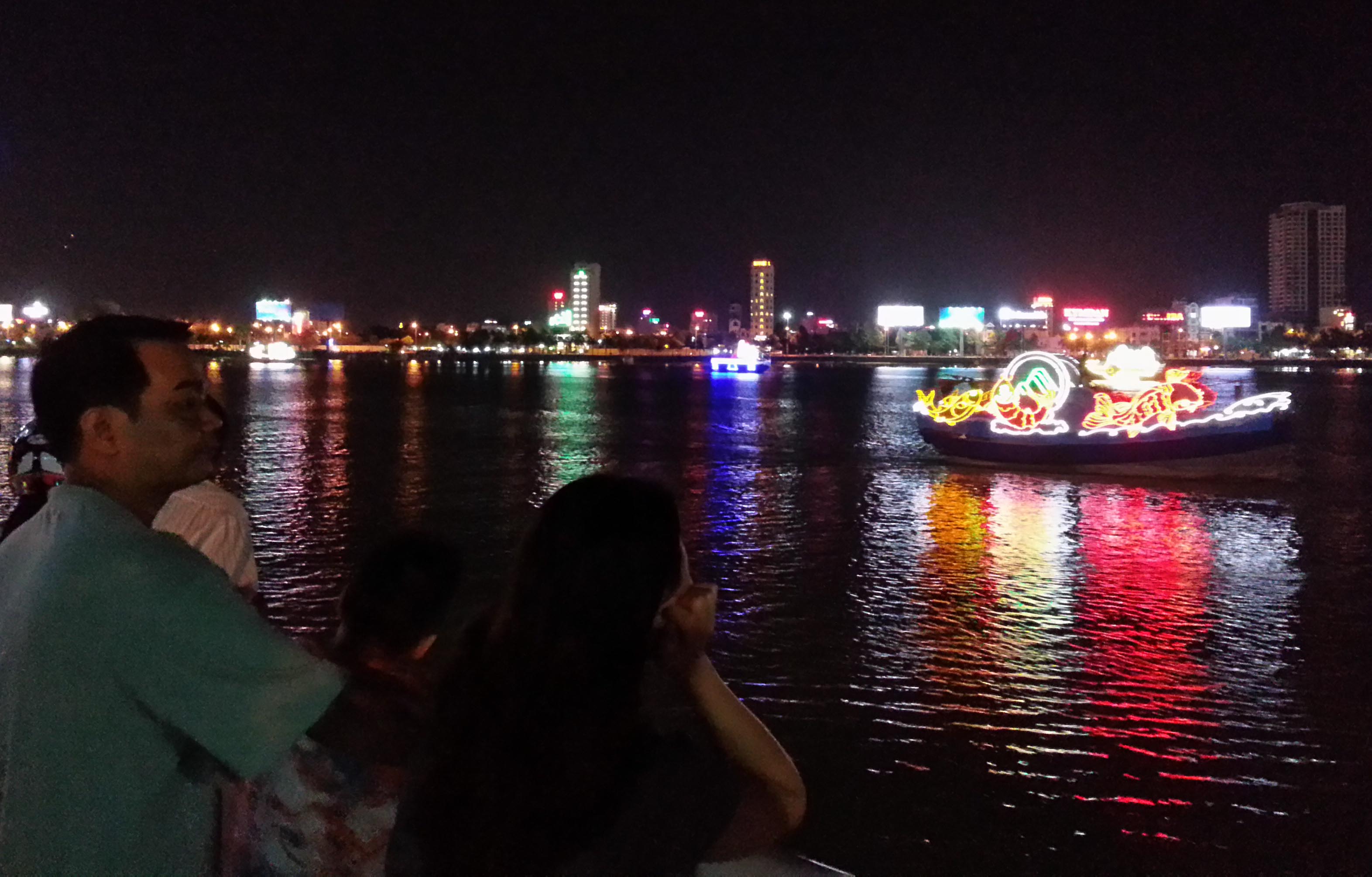 S&ocirc;ng H&agrave;n rực s&aacute;ng trước ng&agrave;y khai hội ph&aacute;o hoa 7