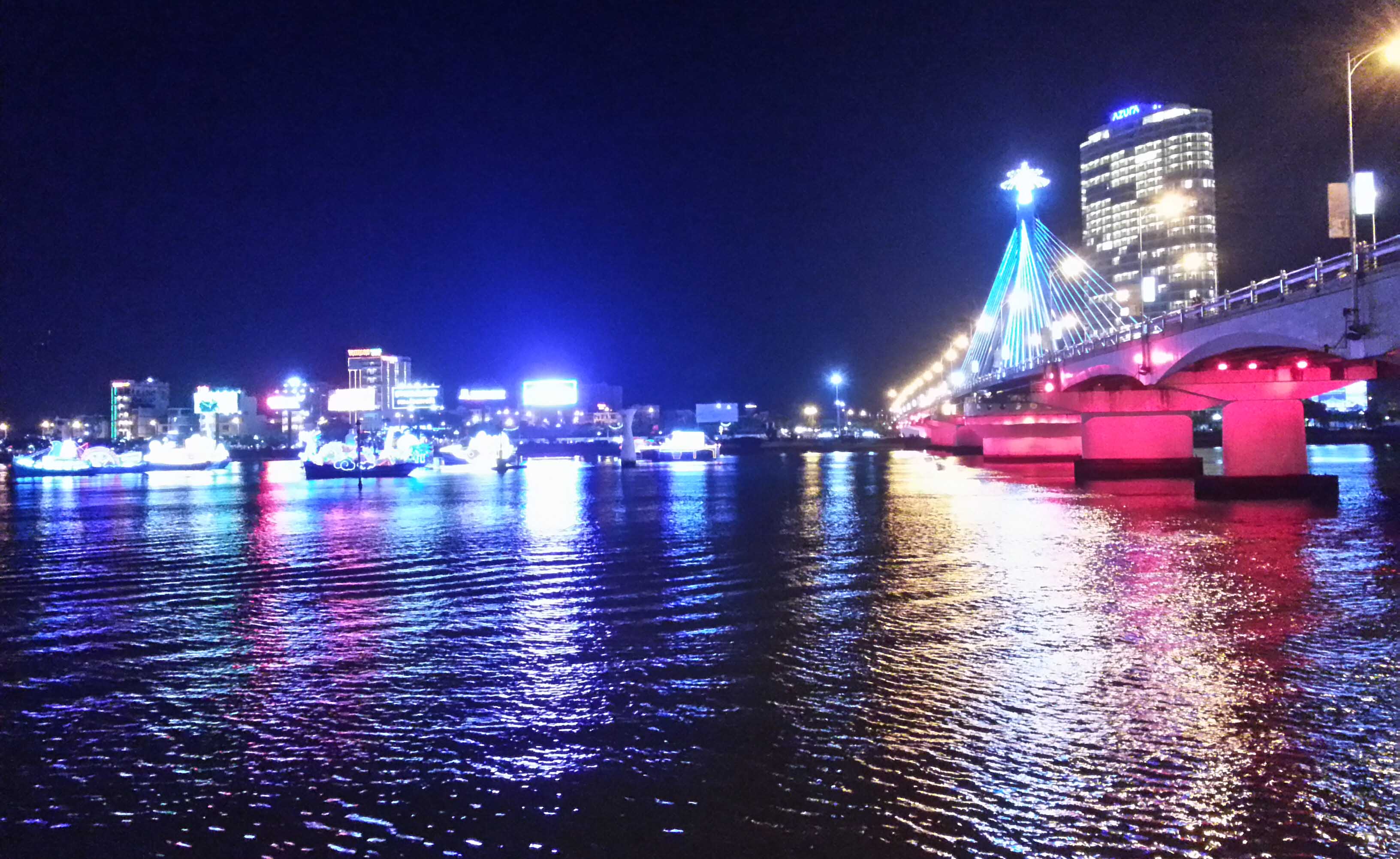 S&ocirc;ng H&agrave;n rực s&aacute;ng trước ng&agrave;y khai hội ph&aacute;o hoa 8