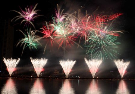 &ldquo;D&aacute;ng em đ&ecirc;m nay&rdquo; v&ocirc; địch ph&aacute;o hoa quốc tế Đ&agrave; Nẵng 2013 12