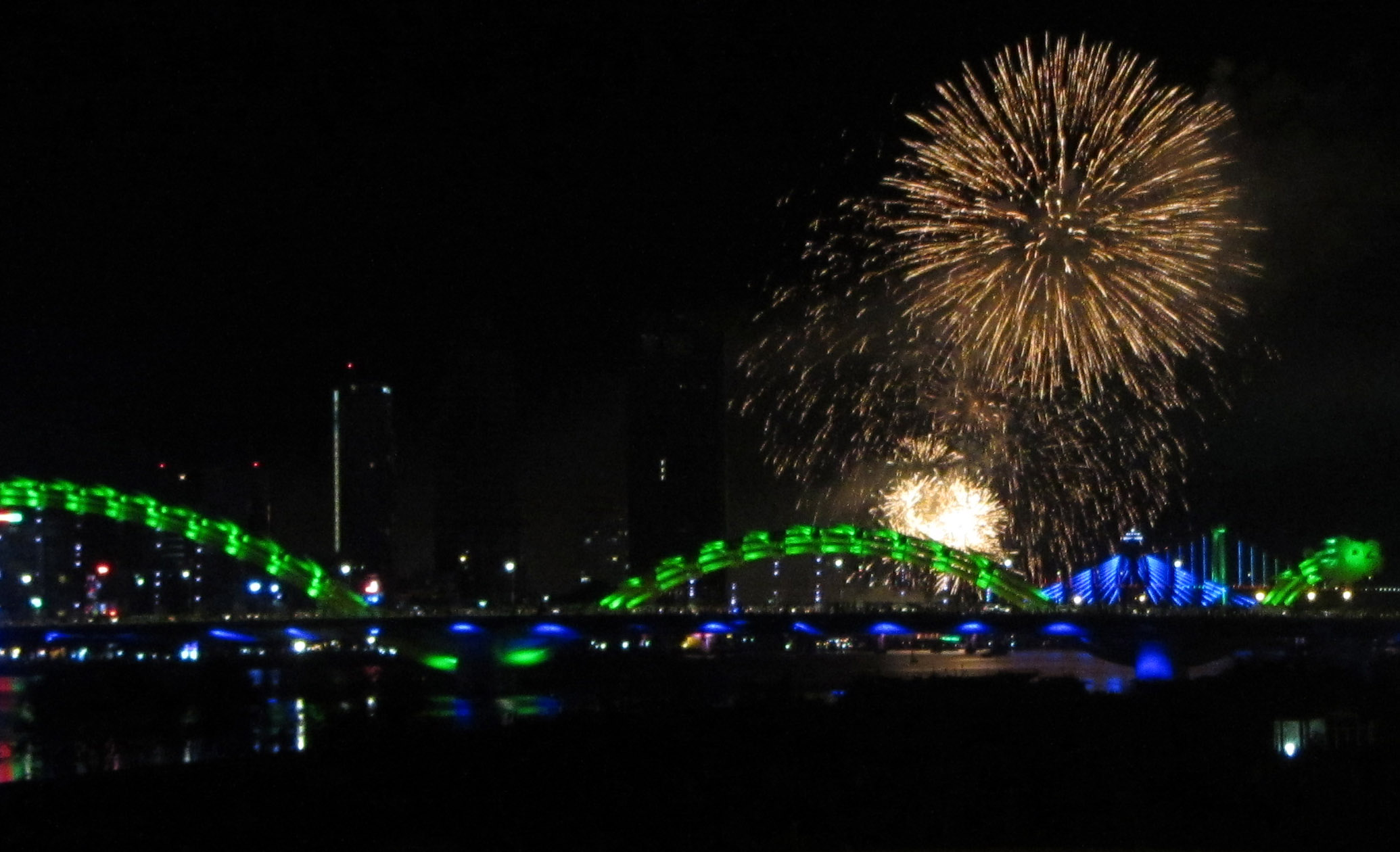 &ldquo;D&aacute;ng em đ&ecirc;m nay&rdquo; v&ocirc; địch ph&aacute;o hoa quốc tế Đ&agrave; Nẵng 2013 13