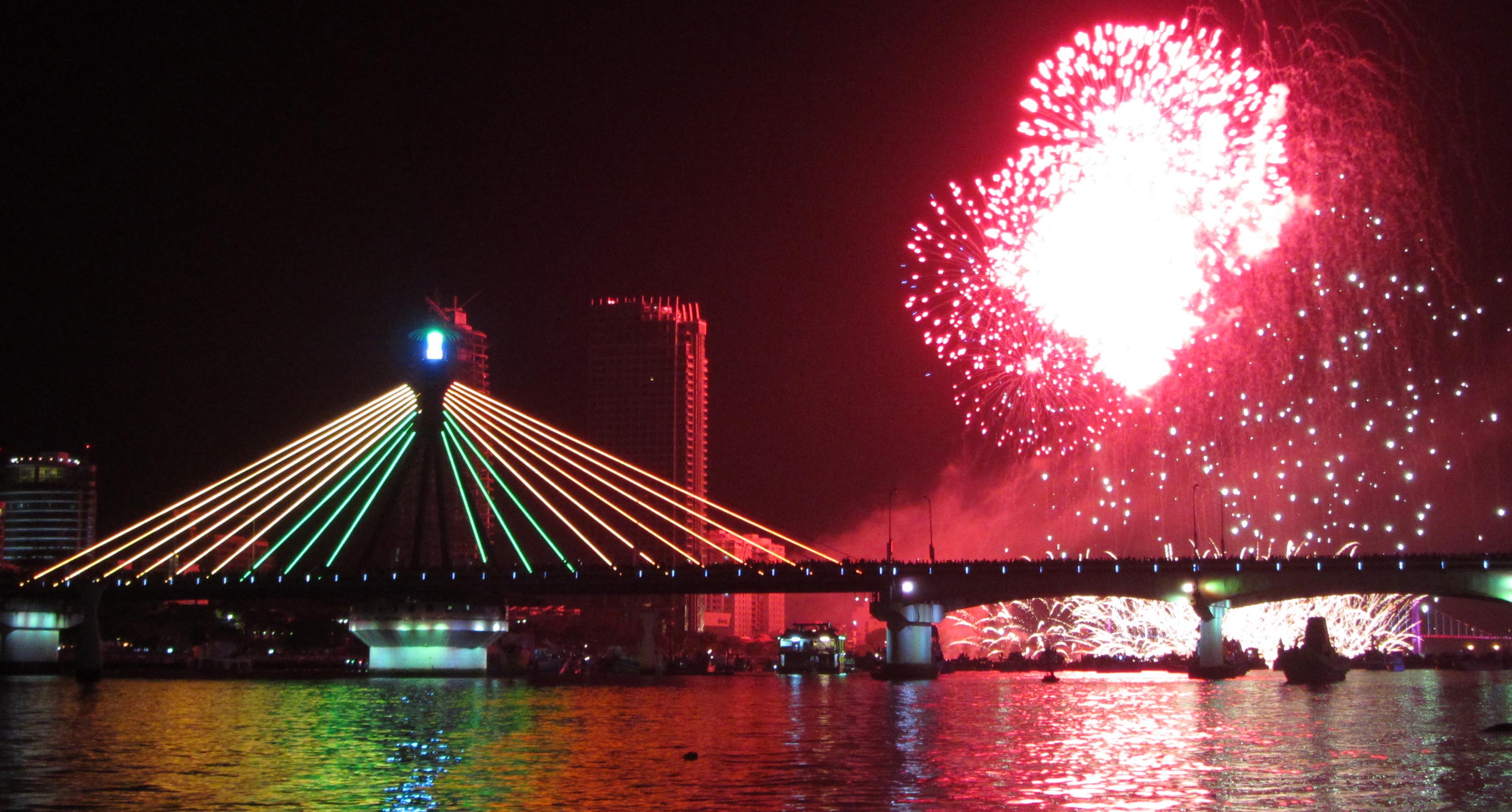 &ldquo;D&aacute;ng em đ&ecirc;m nay&rdquo; v&ocirc; địch ph&aacute;o hoa quốc tế Đ&agrave; Nẵng 2013 15