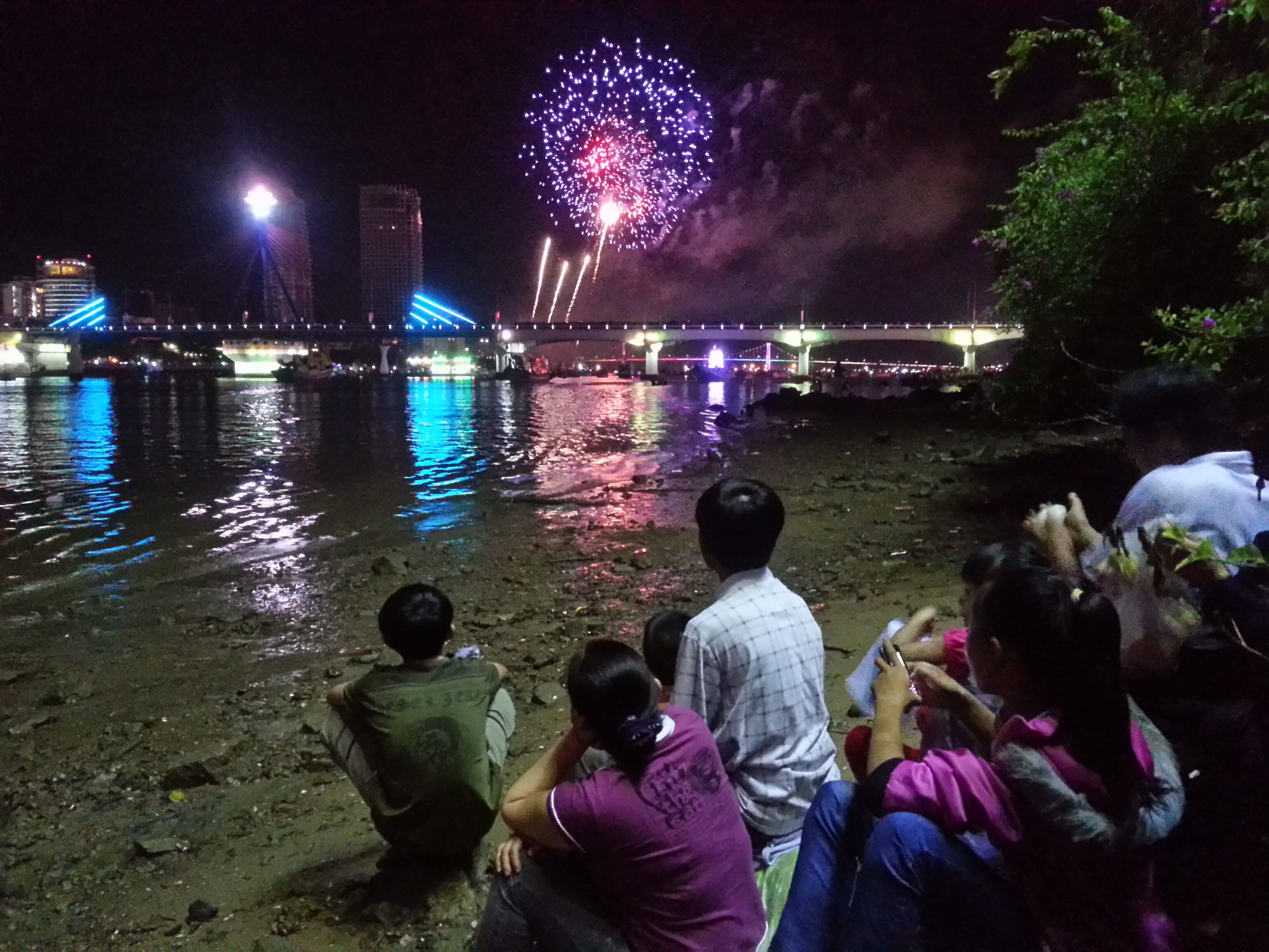 &ldquo;D&aacute;ng em đ&ecirc;m nay&rdquo; v&ocirc; địch ph&aacute;o hoa quốc tế Đ&agrave; Nẵng 2013 8