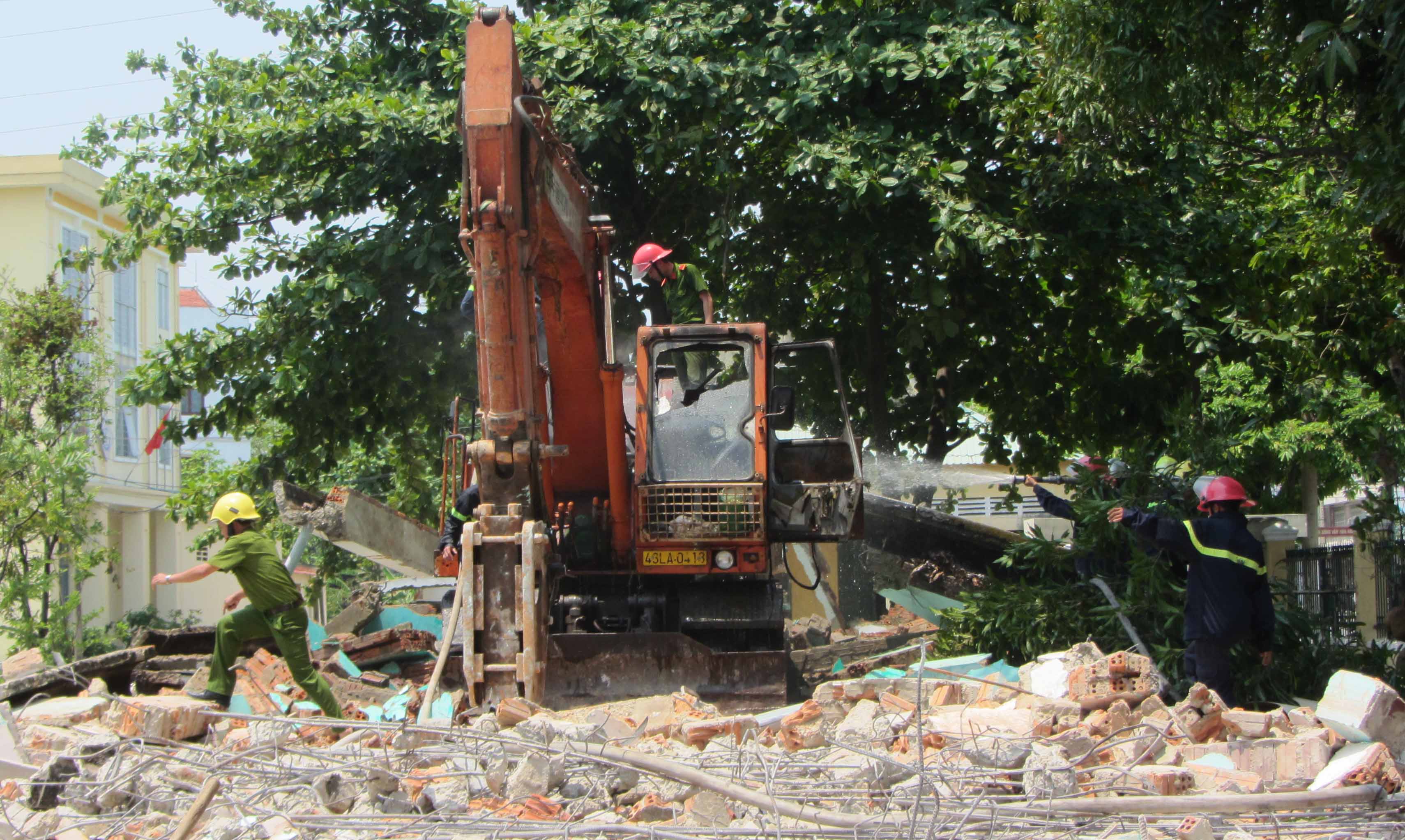 Xe cẩu đang chạy thì bất ngờ bốc cháy 1