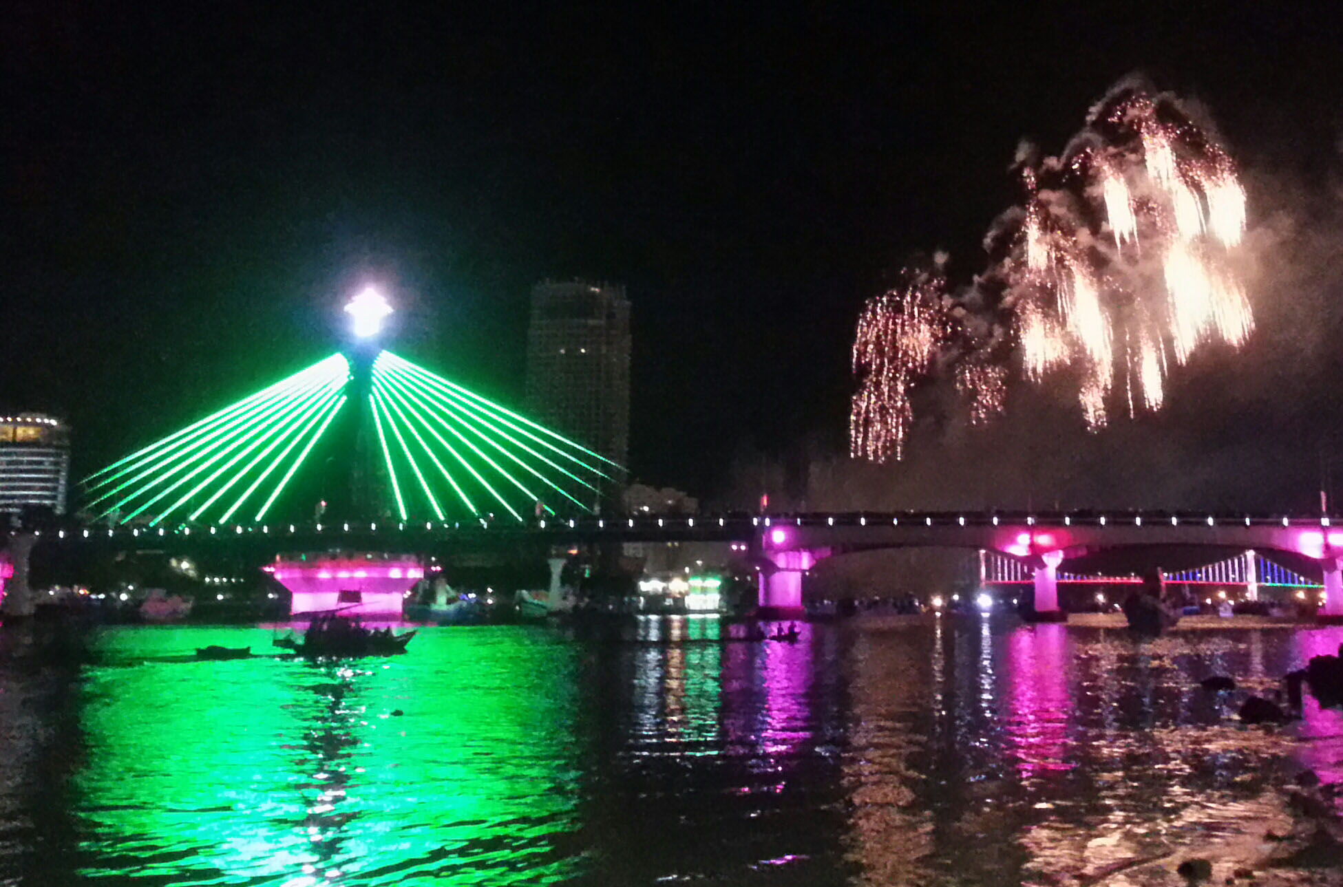 &ldquo;D&aacute;ng em đ&ecirc;m nay&rdquo; v&ocirc; địch ph&aacute;o hoa quốc tế Đ&agrave; Nẵng 2013 17