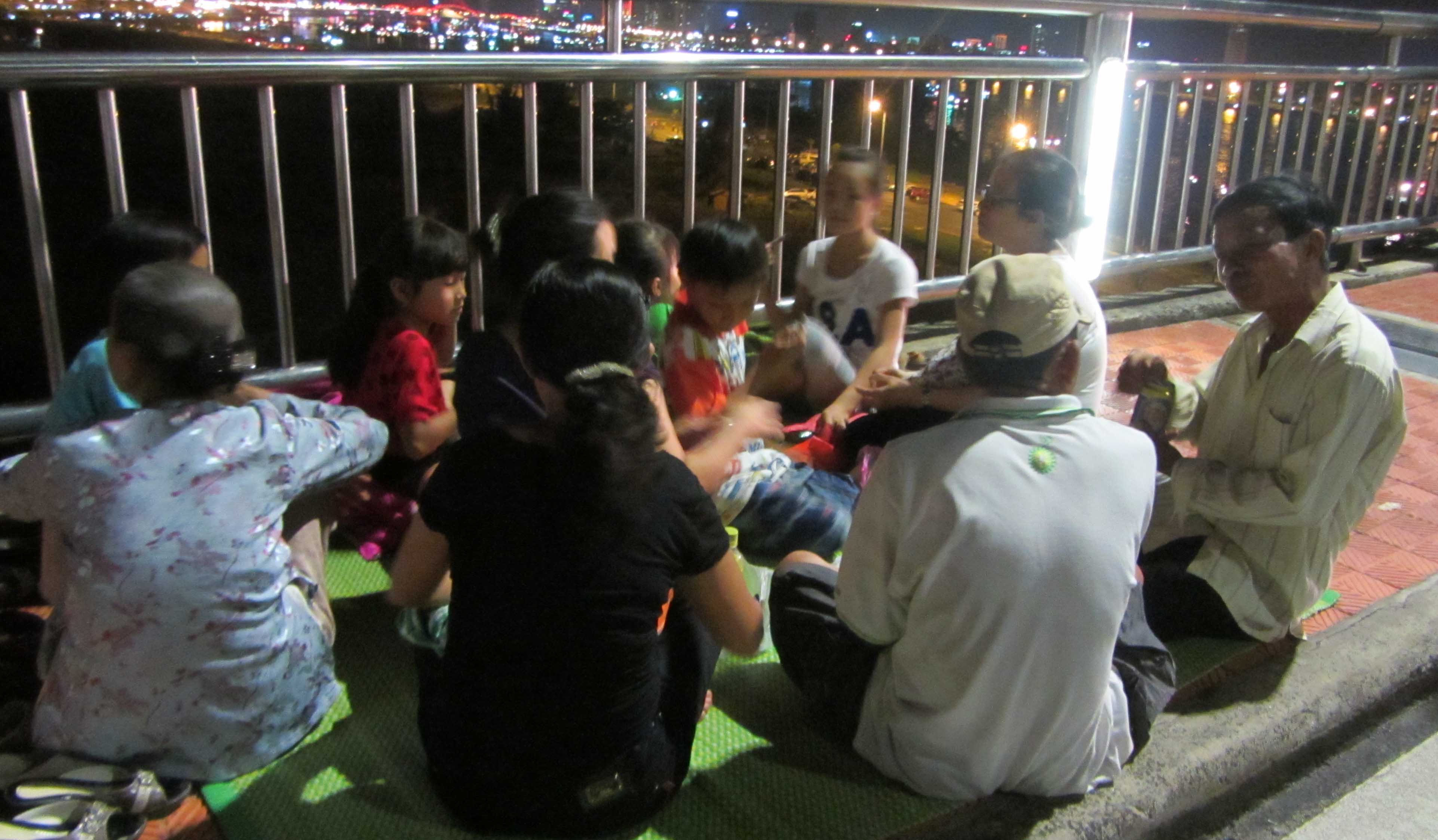 S&ocirc;ng H&agrave;n rực s&aacute;ng những m&agrave;n ph&aacute;o hoa cảm x&uacute;c 4