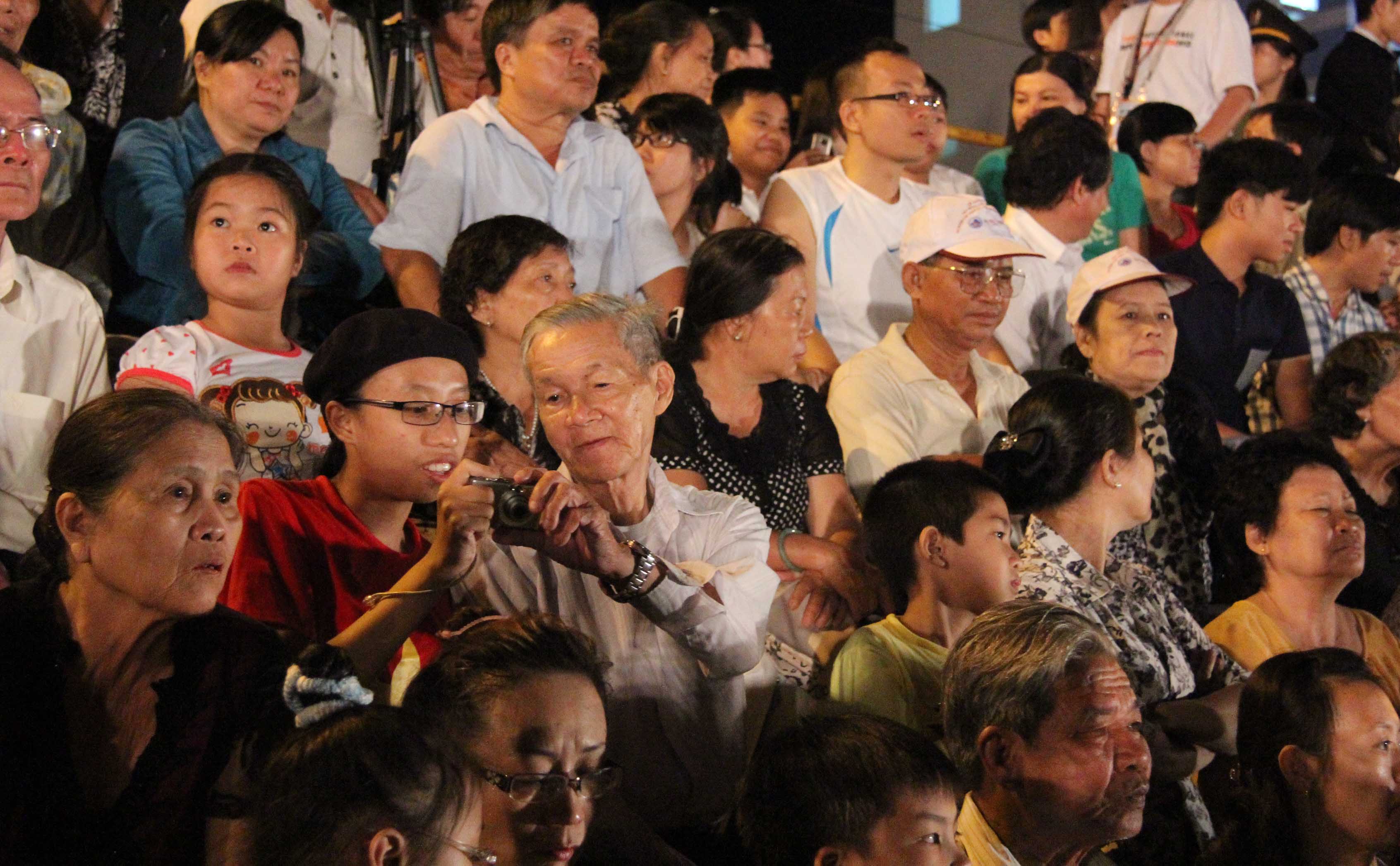 S&ocirc;ng H&agrave;n rực s&aacute;ng những m&agrave;n ph&aacute;o hoa cảm x&uacute;c 8