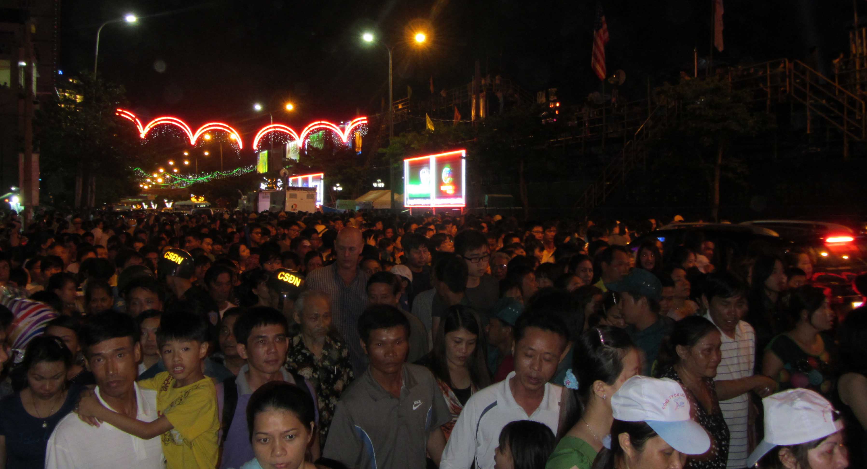S&ocirc;ng H&agrave;n rực s&aacute;ng những m&agrave;n ph&aacute;o hoa cảm x&uacute;c 3