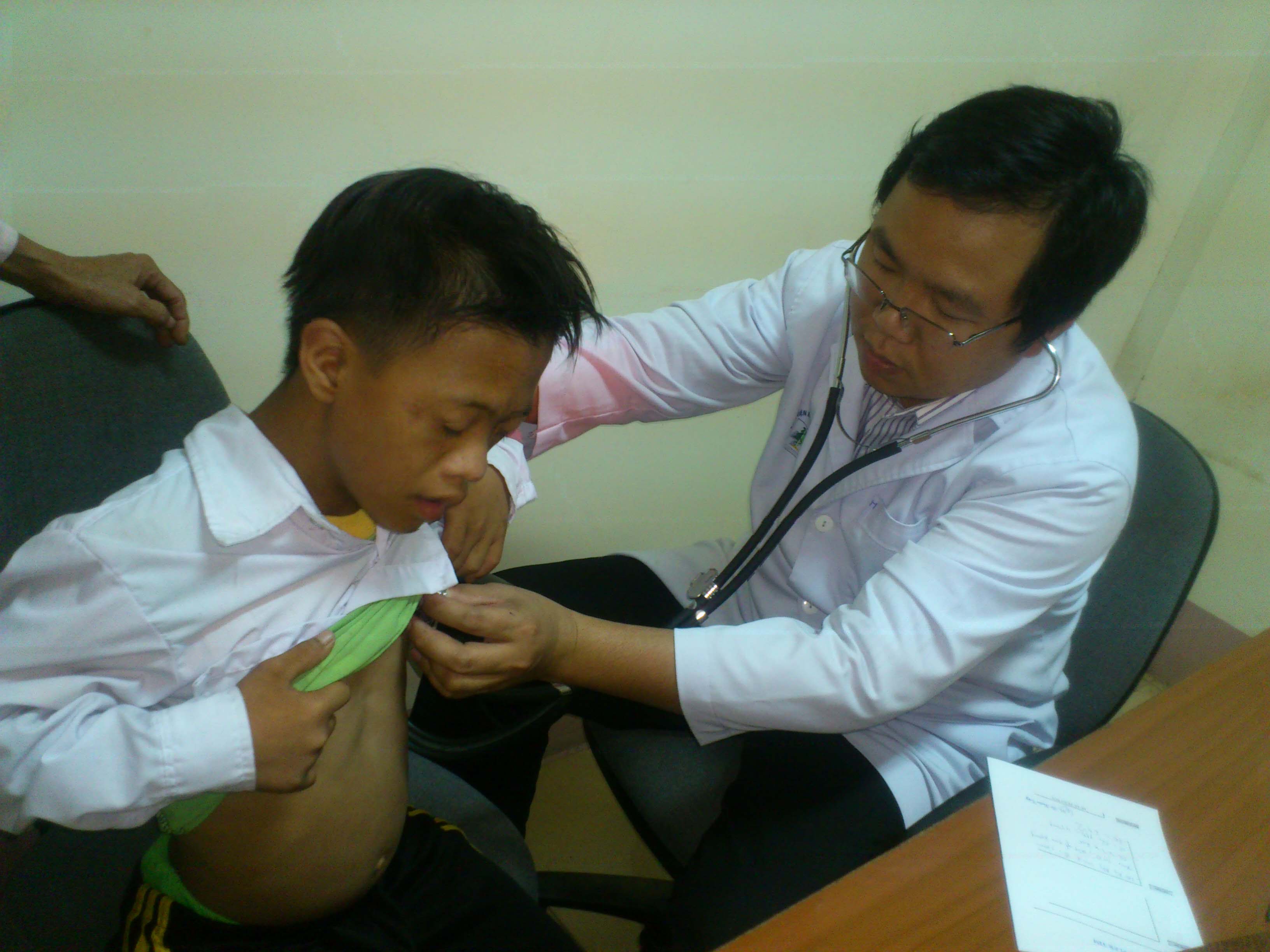 Hàng trăm trẻ em nghèo ở Hà Tĩnh được khám bệnh 1