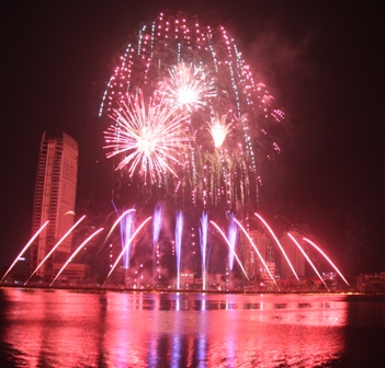 &ldquo;D&aacute;ng em đ&ecirc;m nay&rdquo; v&ocirc; địch ph&aacute;o hoa quốc tế Đ&agrave; Nẵng 2013 11