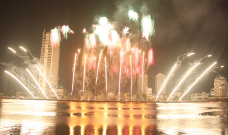 &ldquo;D&aacute;ng em đ&ecirc;m nay&rdquo; v&ocirc; địch ph&aacute;o hoa quốc tế Đ&agrave; Nẵng 2013 14