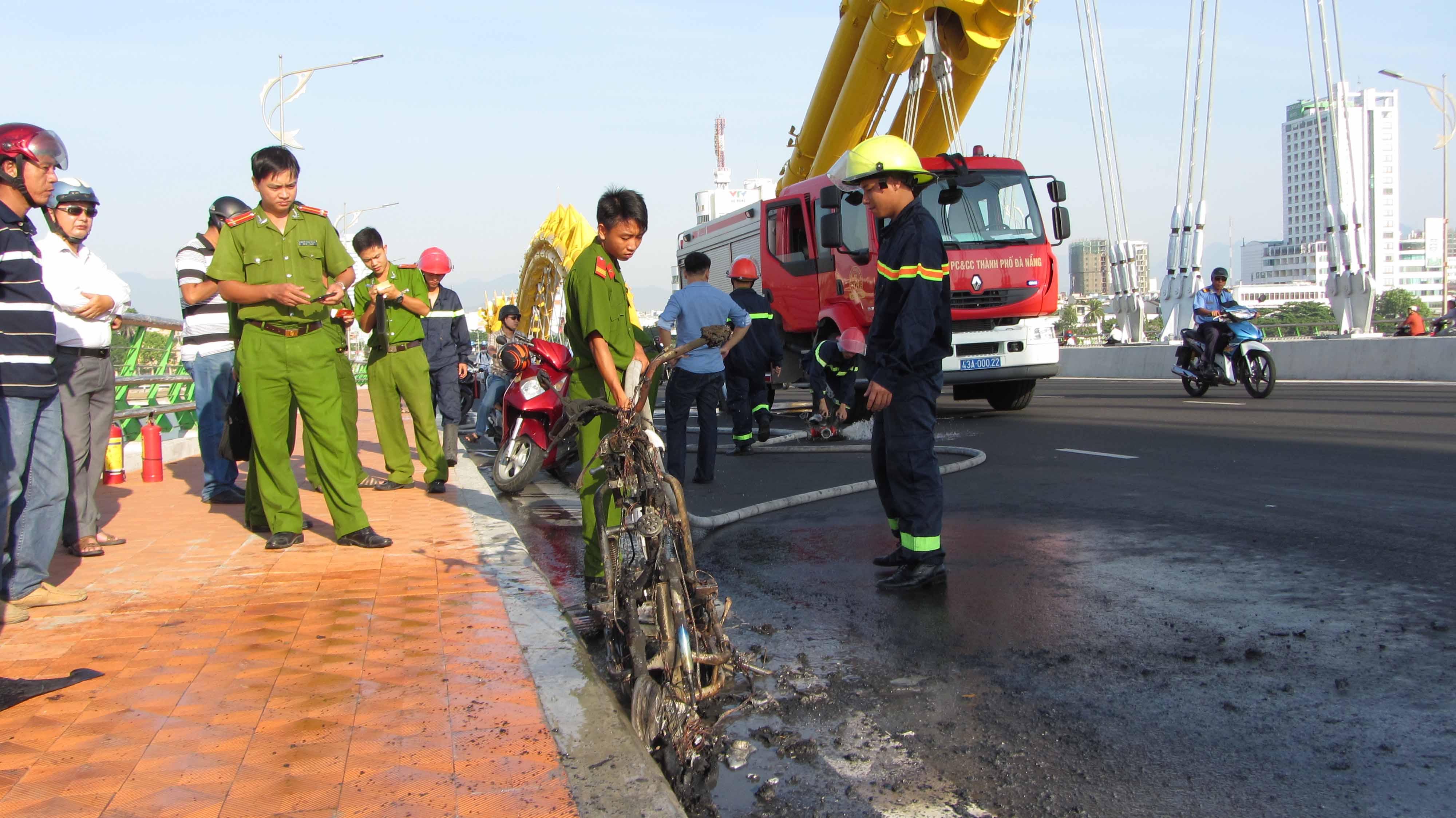 Xe máy điện bốc cháy dữ dội trên cầu Rồng 1