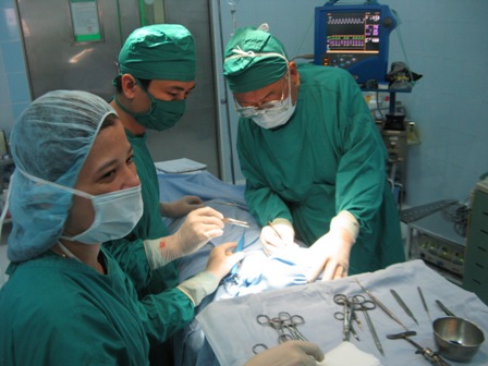 Giáo sư Nhật Bản phẫu thuật miễn phí cho trẻ có dị tật ở mặt 1