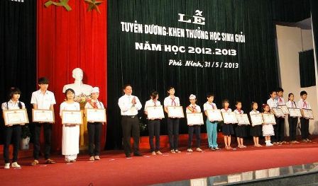 Quảng Nam trao thưởng cho gần 200 học sinh nghèo học giỏi 1