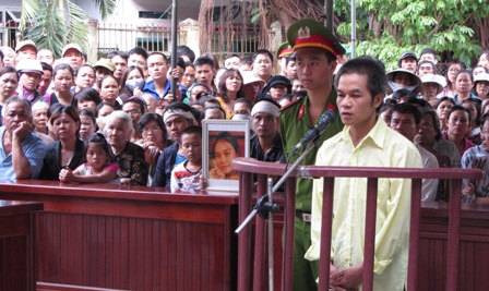 Bị cáo tại tòa án Đà Nẵng mặc "đồng phục"? 2